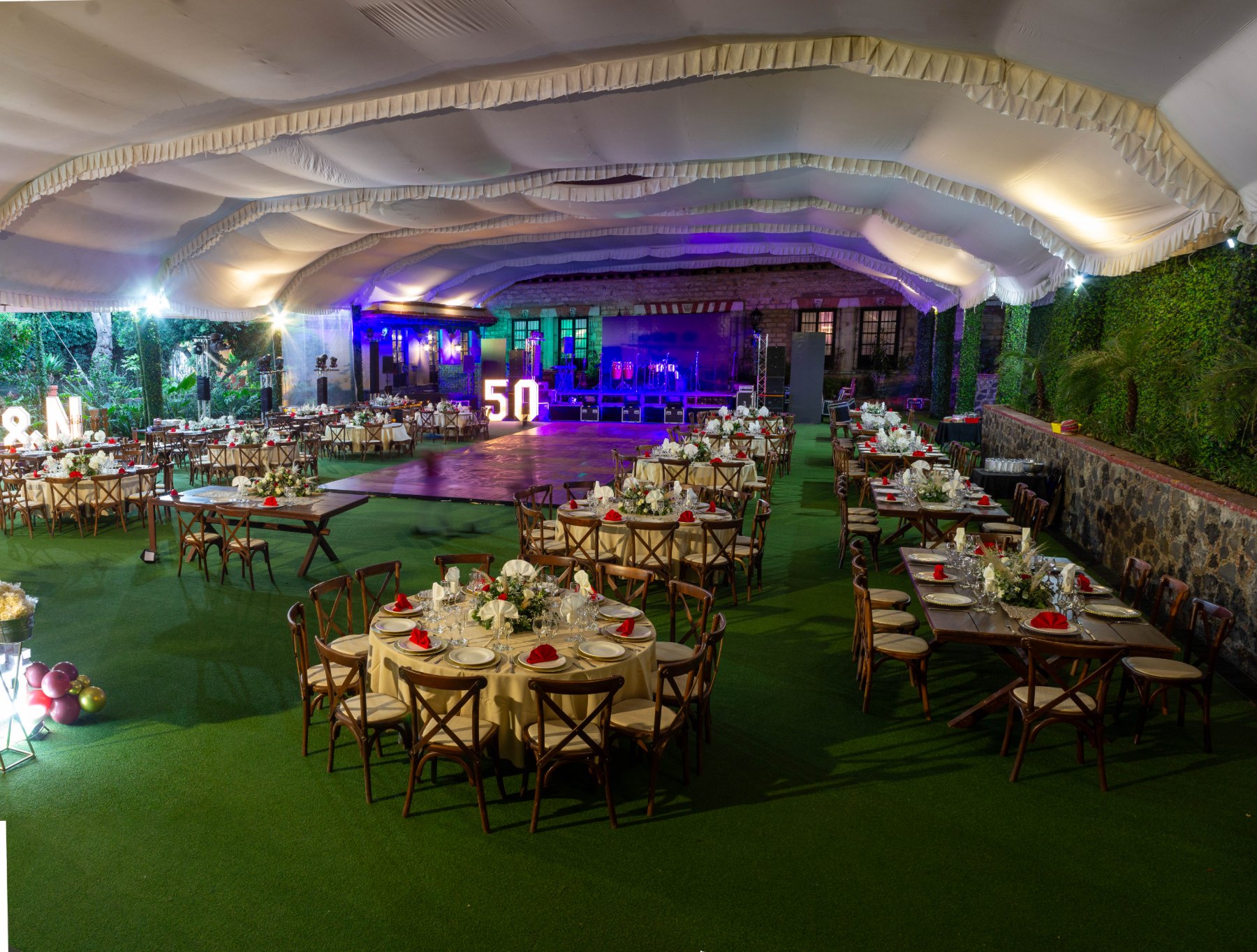 Salon con mesas y pista de baile