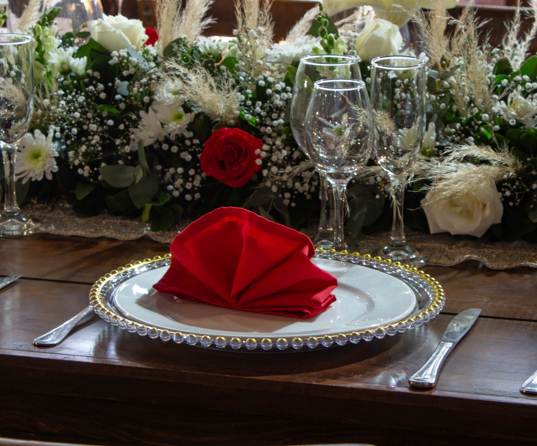 Copas con centro floral y rosa roja