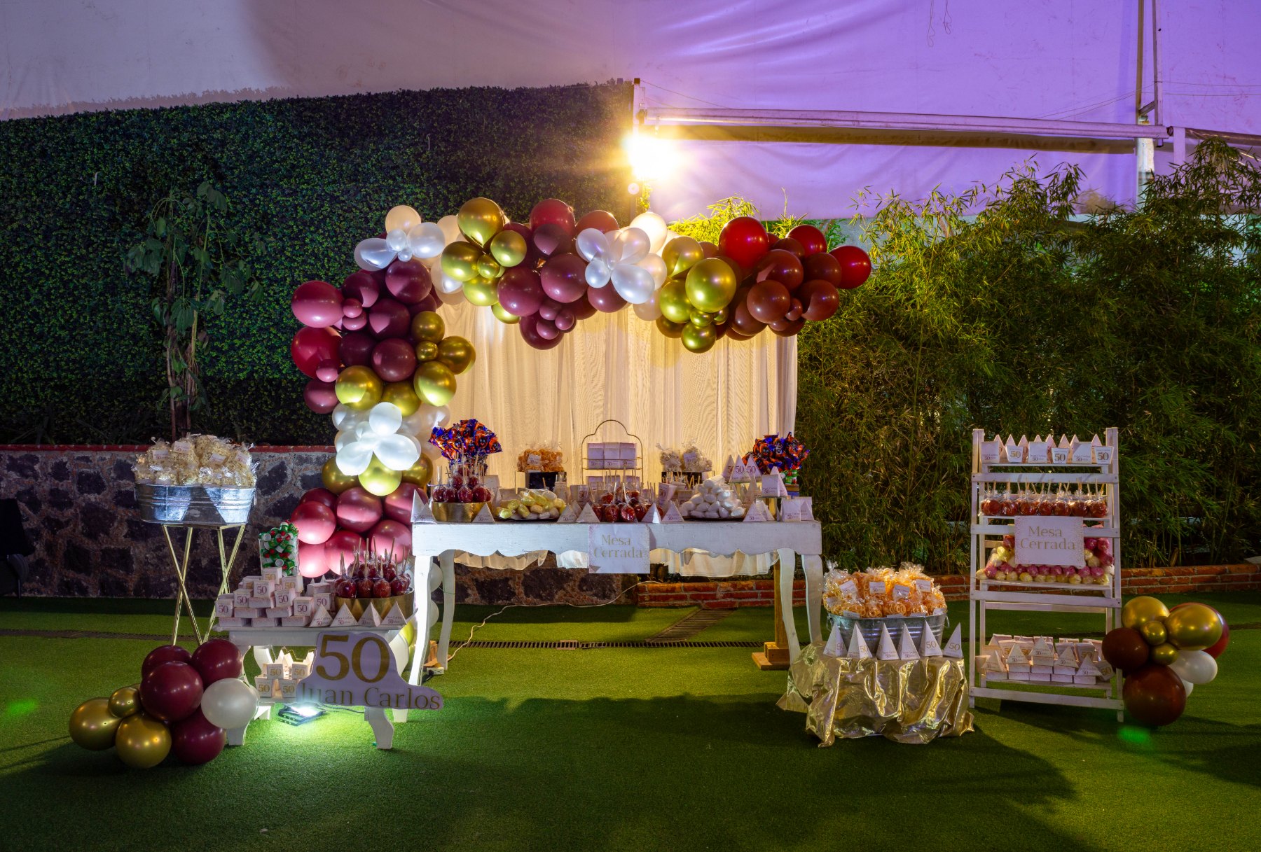 Mesa de postres con globos y letrero 50