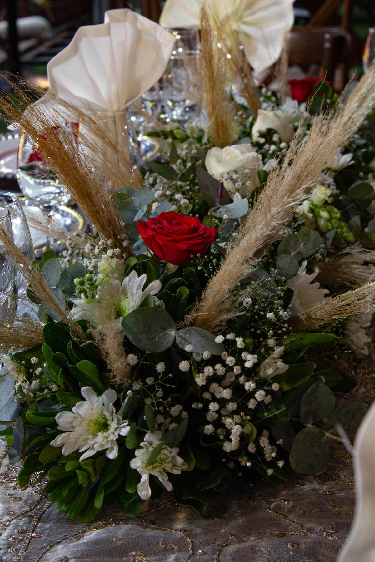 Detalle de servilleta y copas