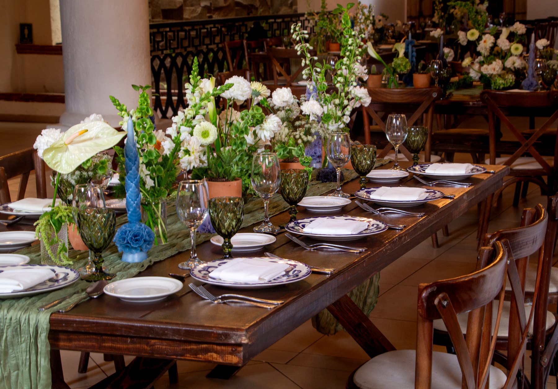 Mesa con centros florales blancos