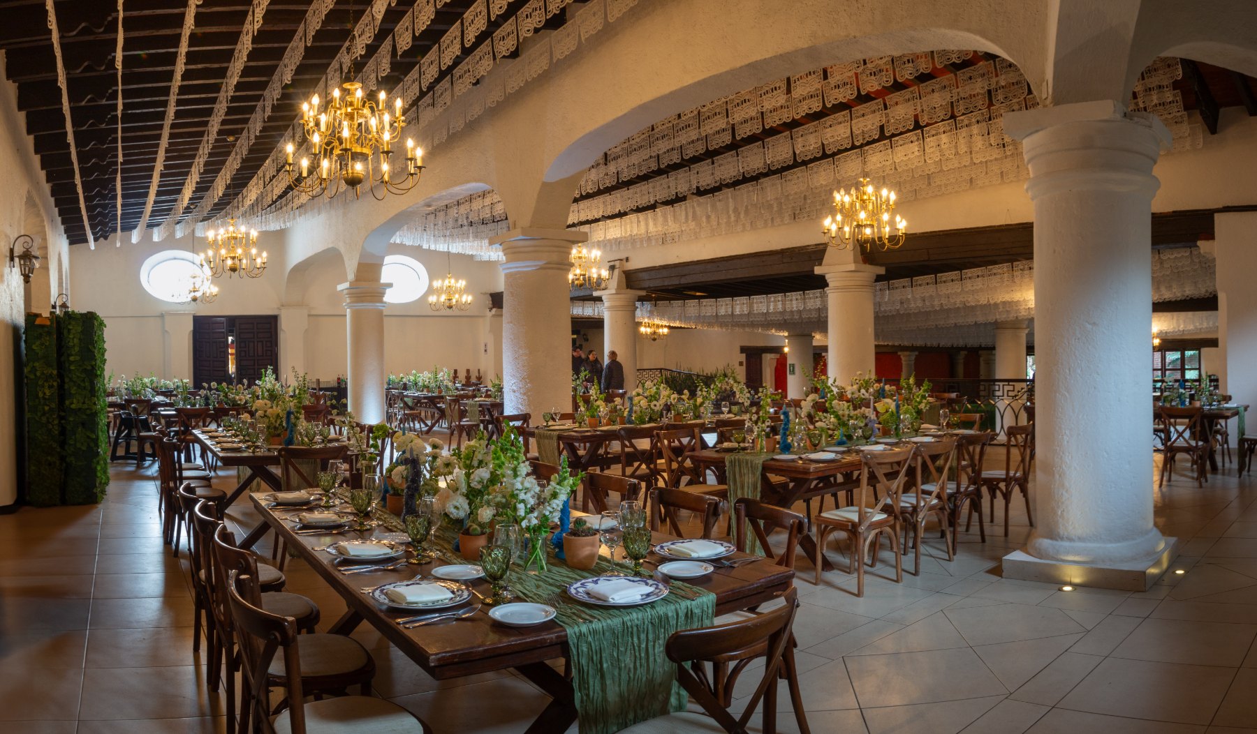 Salón con candelabros y picado de papel