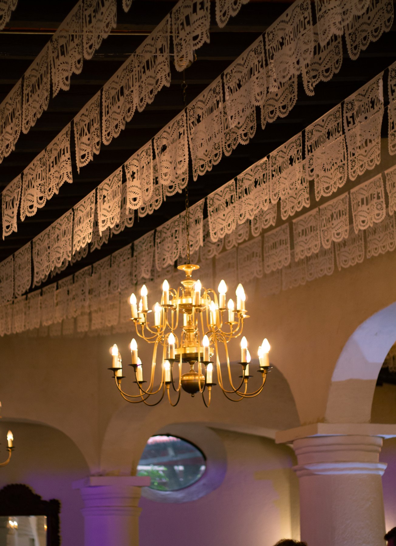 Candelabro dorado con papel picado