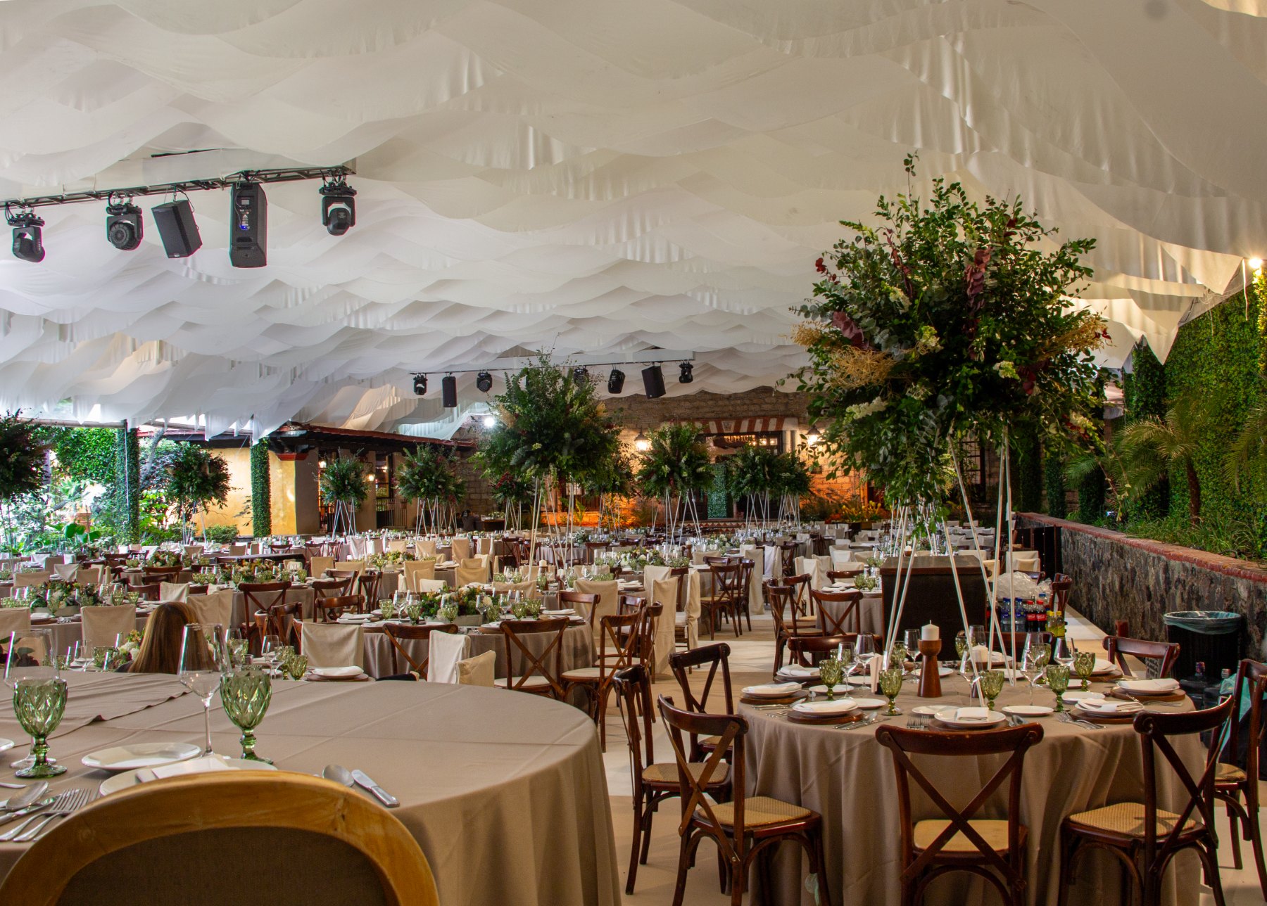 Boda con entarimado y ambientación nocturna