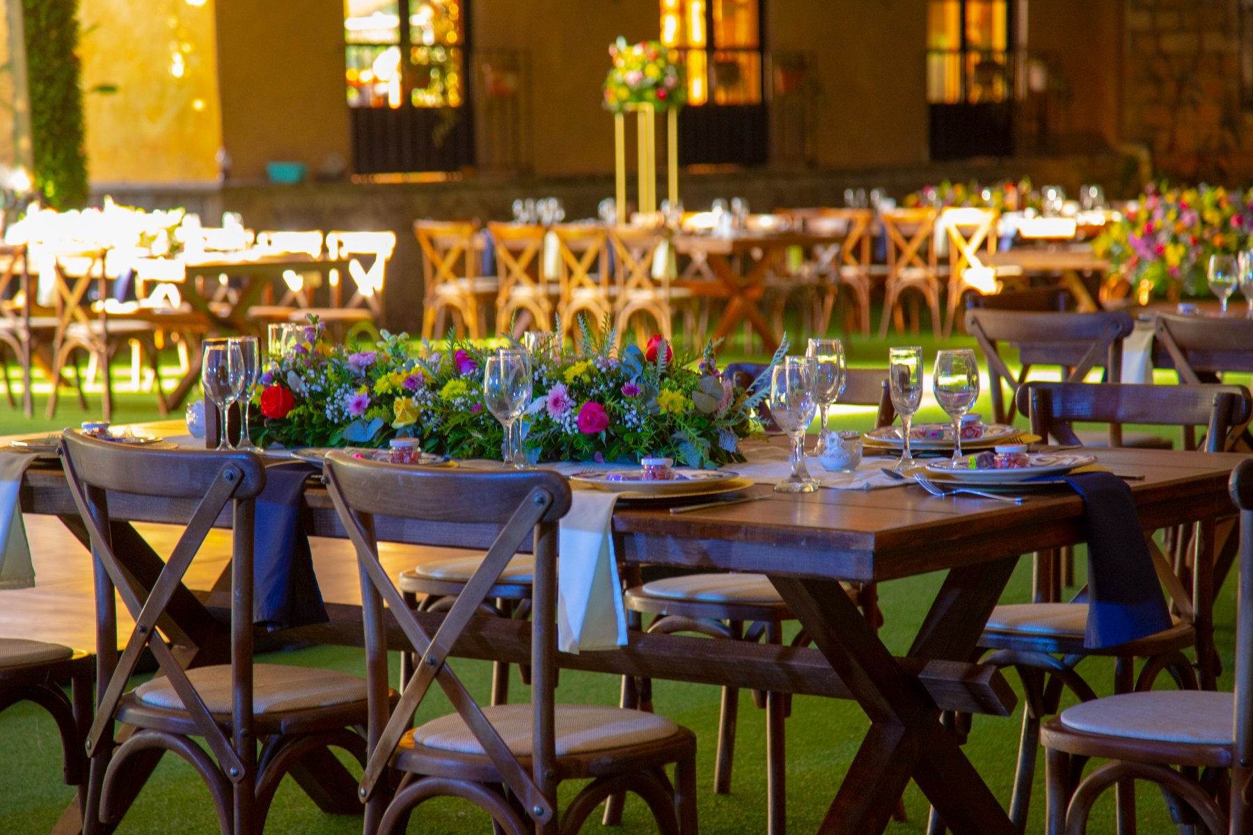 Montaje de mesa elegante con tarjeta de menú