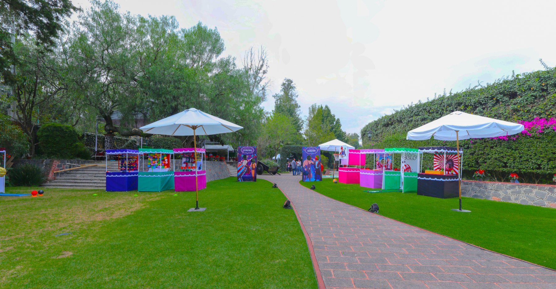 Jardin con juegos de feria y sombrillas