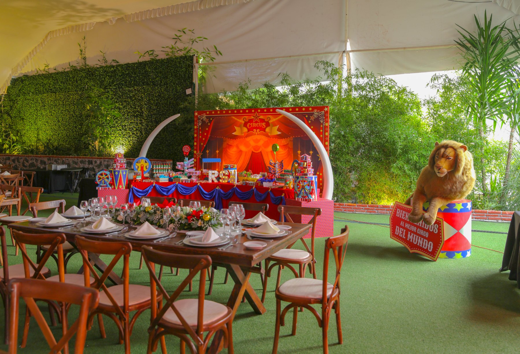 Mesa de dulces con tema de circo y león