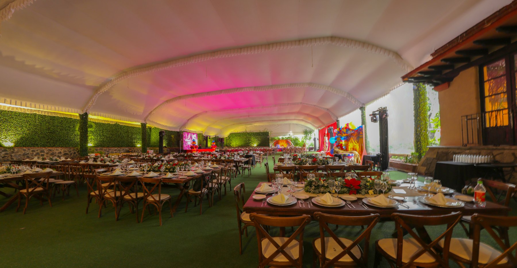 Salón con luces rosas y escenario de circo