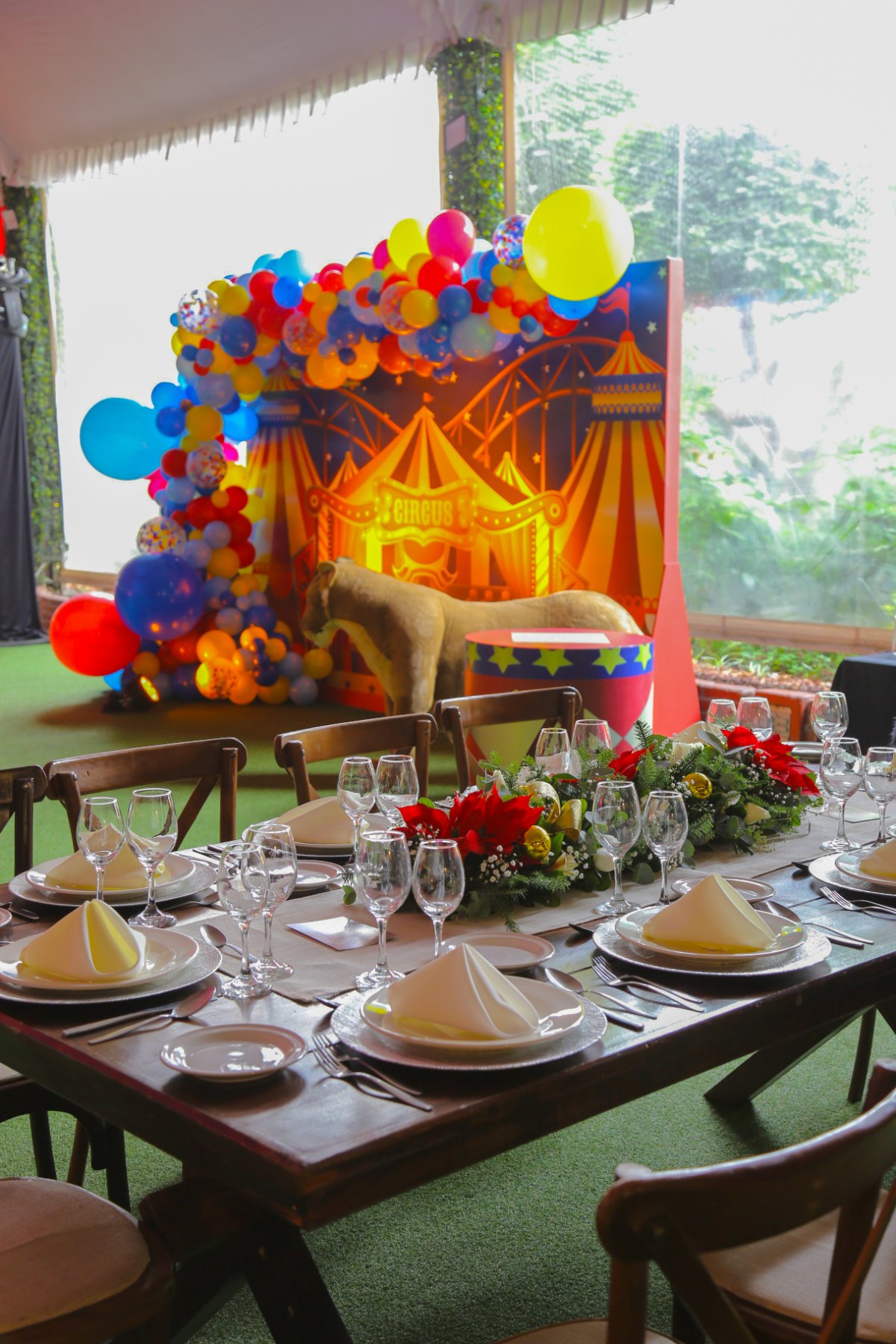 Mesa infantil con arco de globos de circo