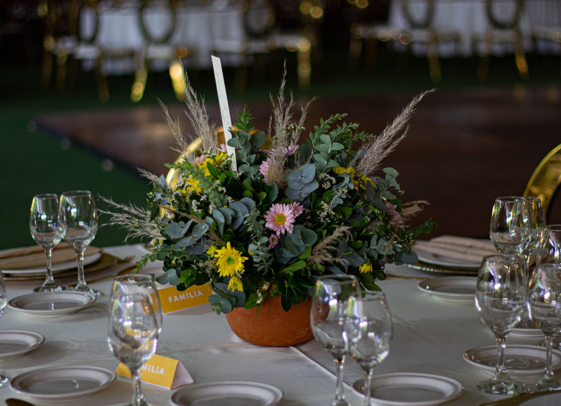 Centro floral con pampas y flores rosas