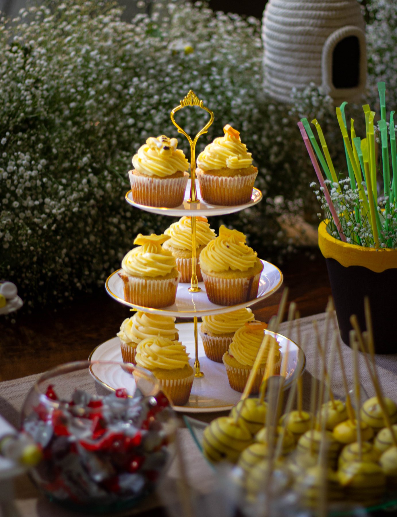 Mesa de postres con cupcakes