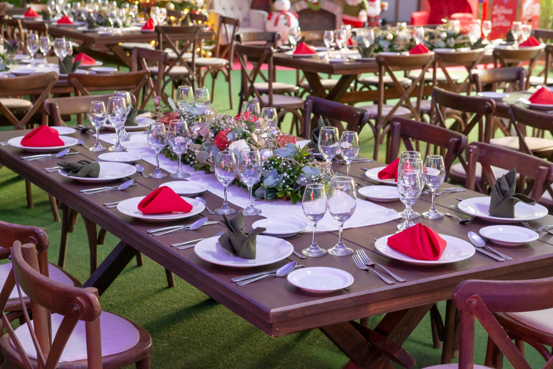 Detalle de mesa navideña con centro floral