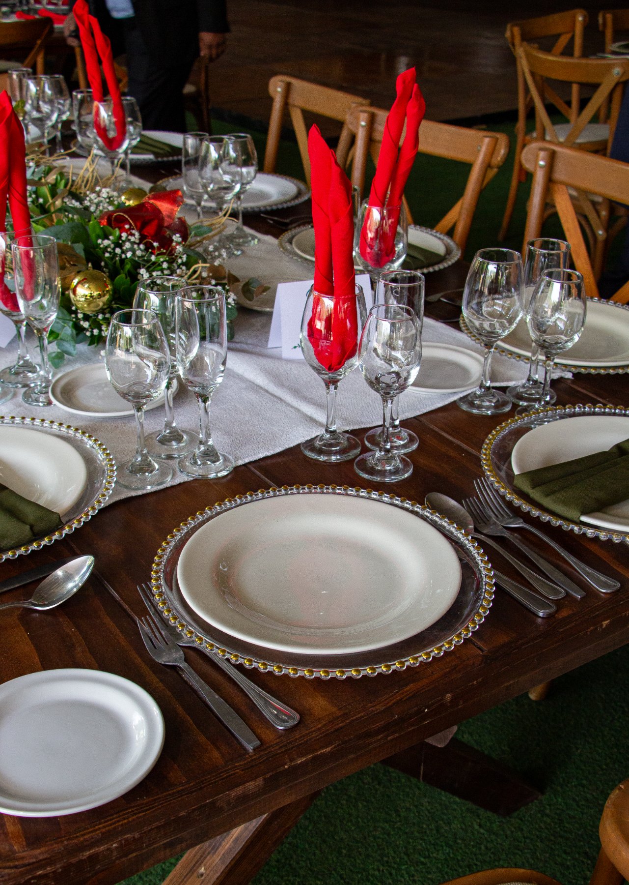 Copas y servilletas rojas en cena navideña