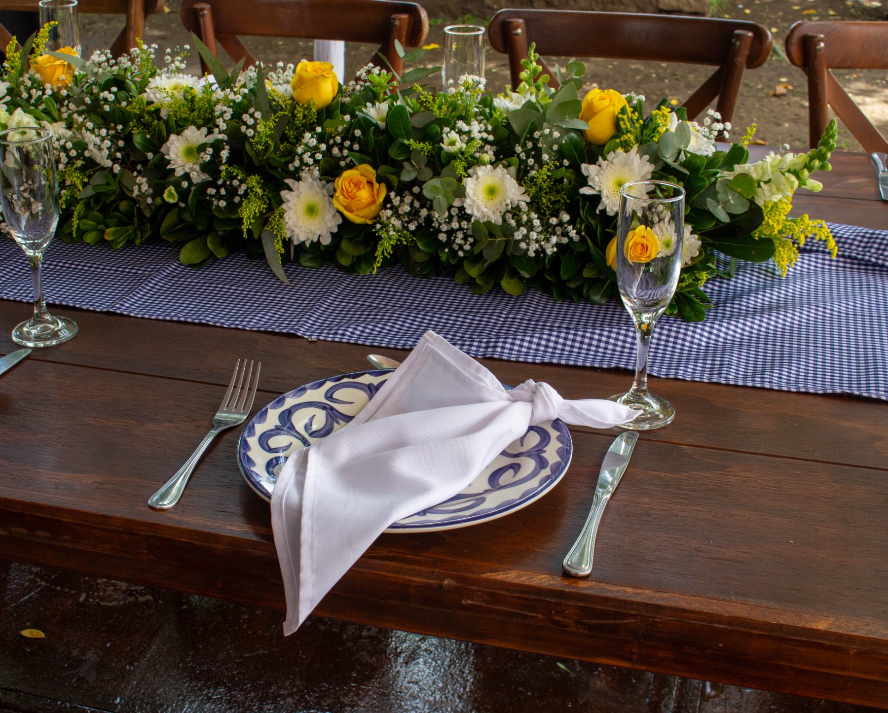 Centro floral con rosas amarillas en mesa empresarial