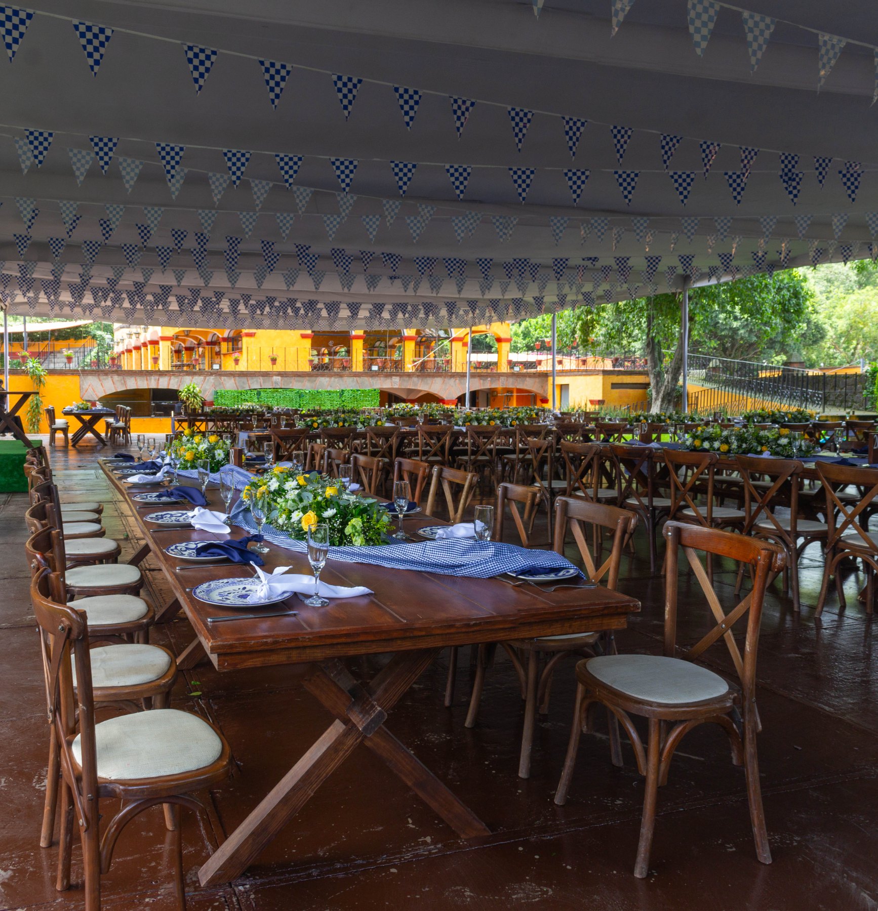 Carpa con banderines y mesas empresariales