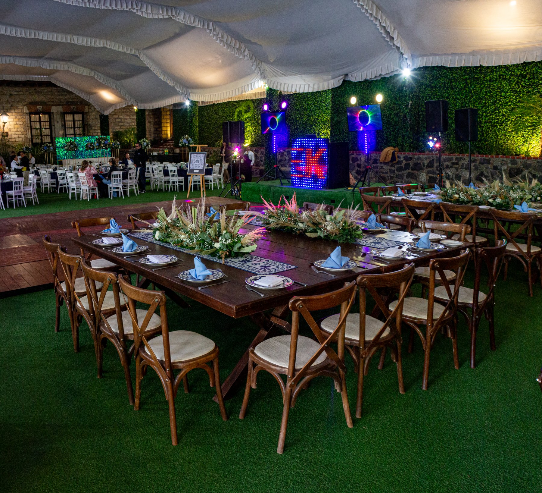 Carpa con pista y mesas con centros de pampas
