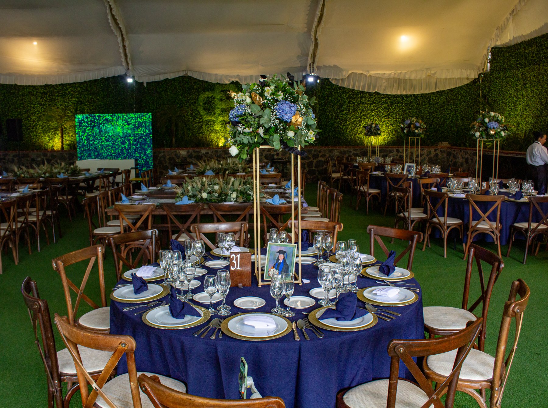 Salón con mesas y centros florales azules