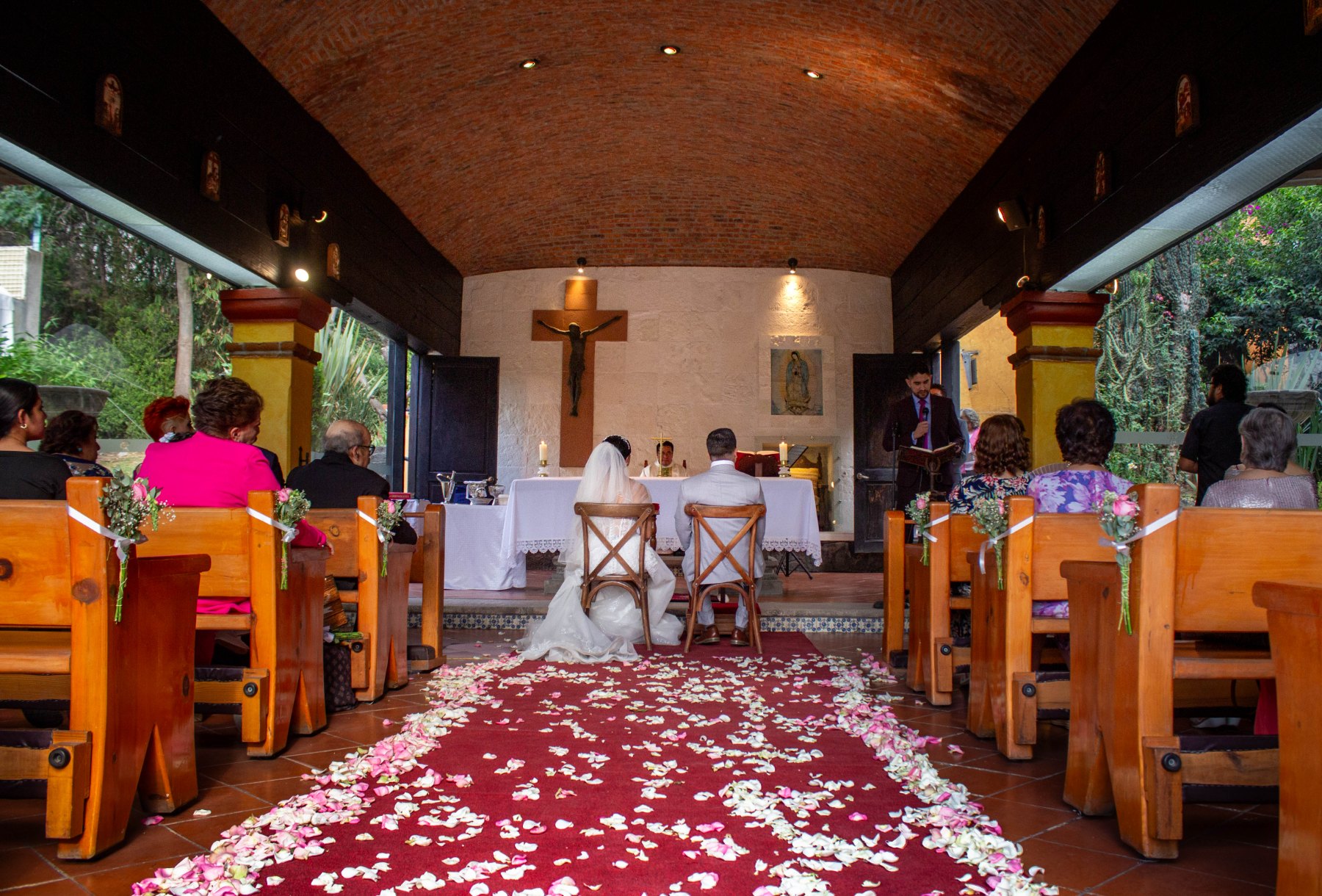 Mesa con centro floral y mantel a cuadros