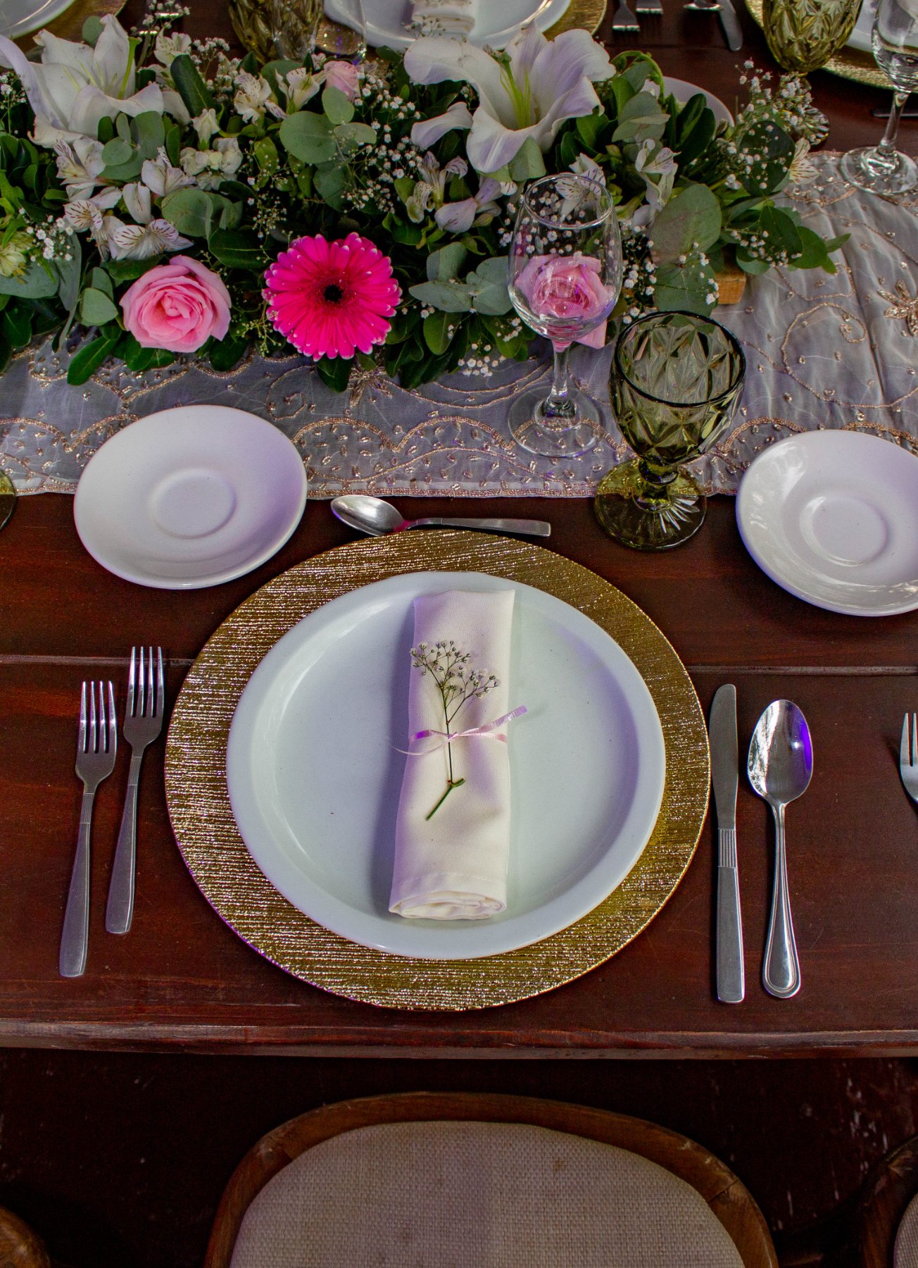 Mesa larga con centros florales otoñales
