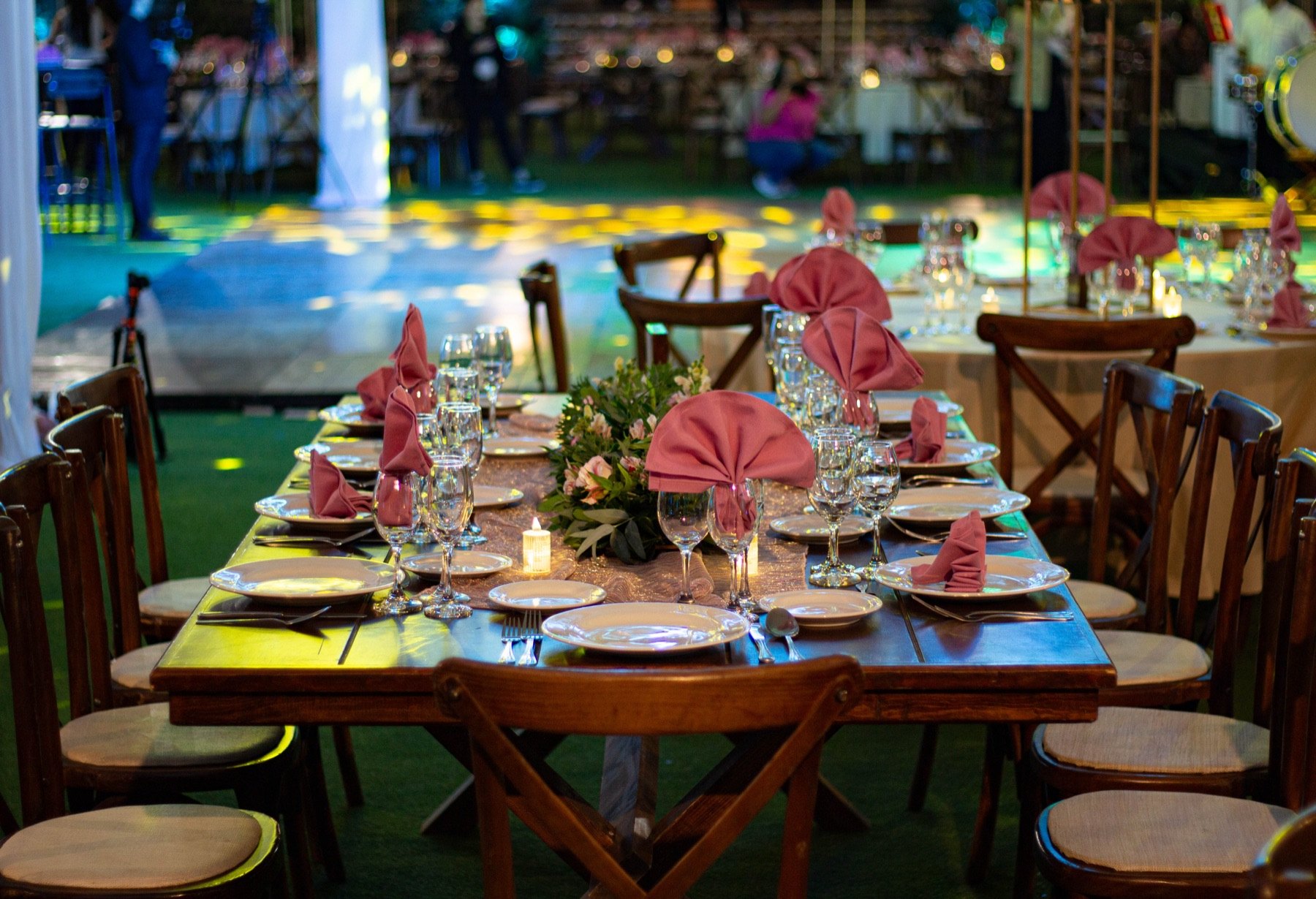 Salón nocturno ambientado con luces cálidas