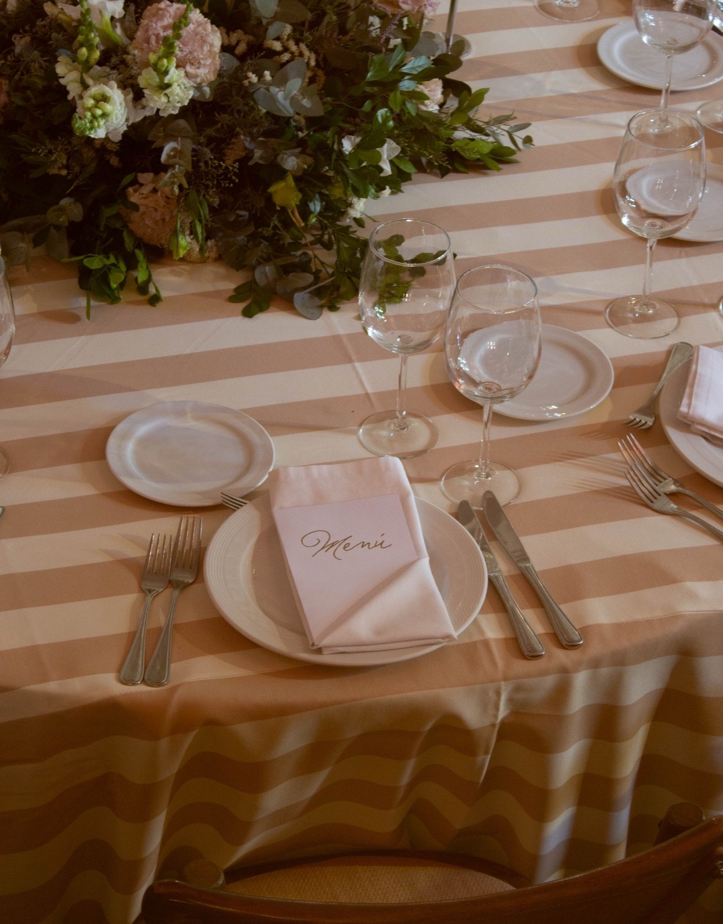 Montaje de mesa con mantel a rayas