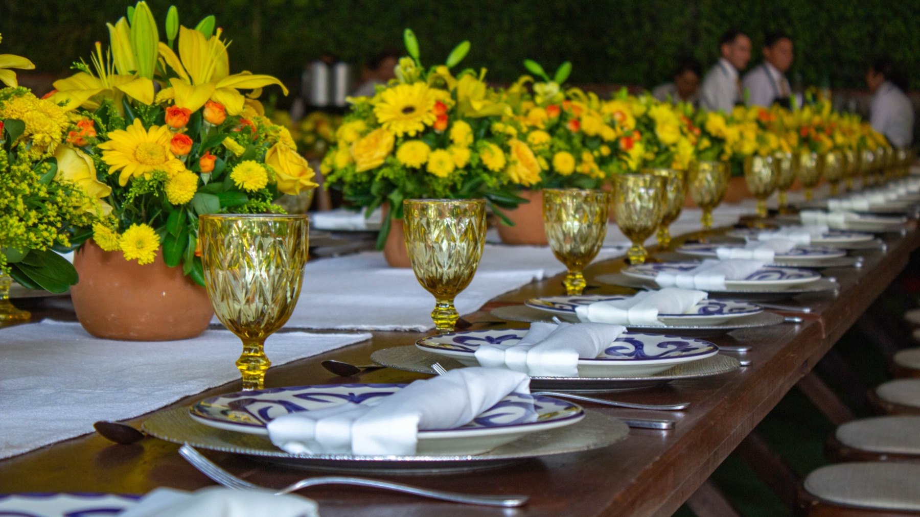 Mesa larga con arreglos florales