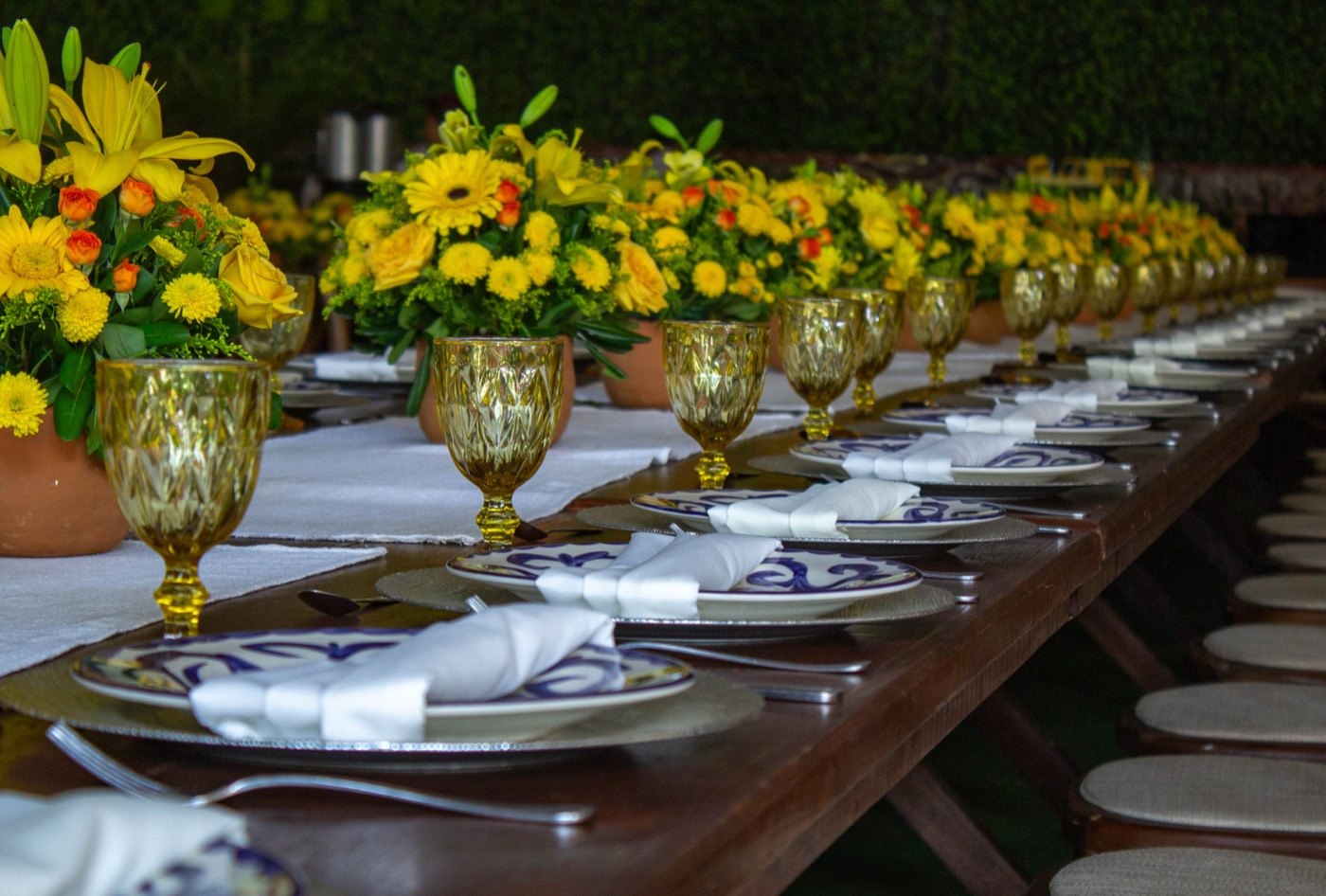 Mesa larga con flores amarillas