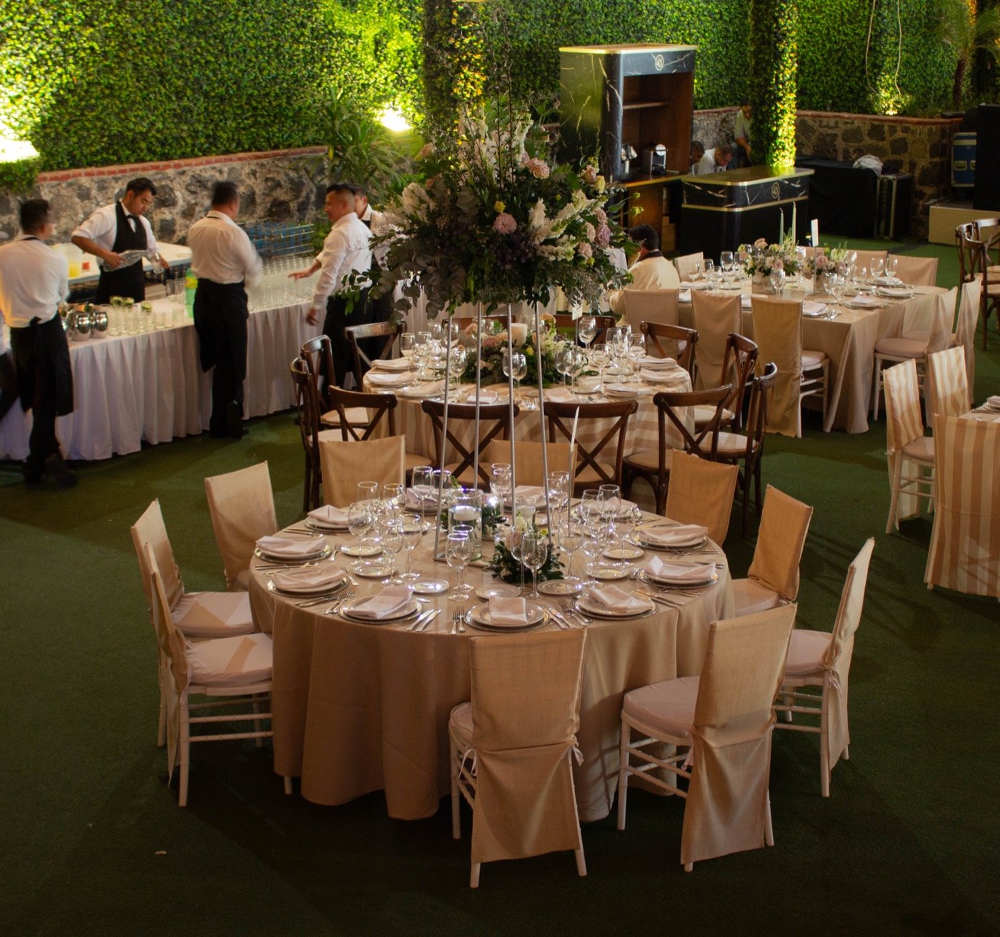 Salón con mesas vestidas de rayas