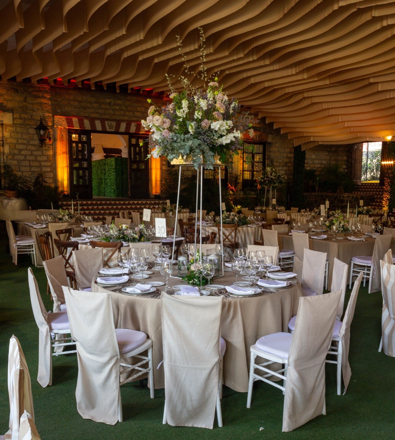 Salón de hacienda con centro de mesa alto