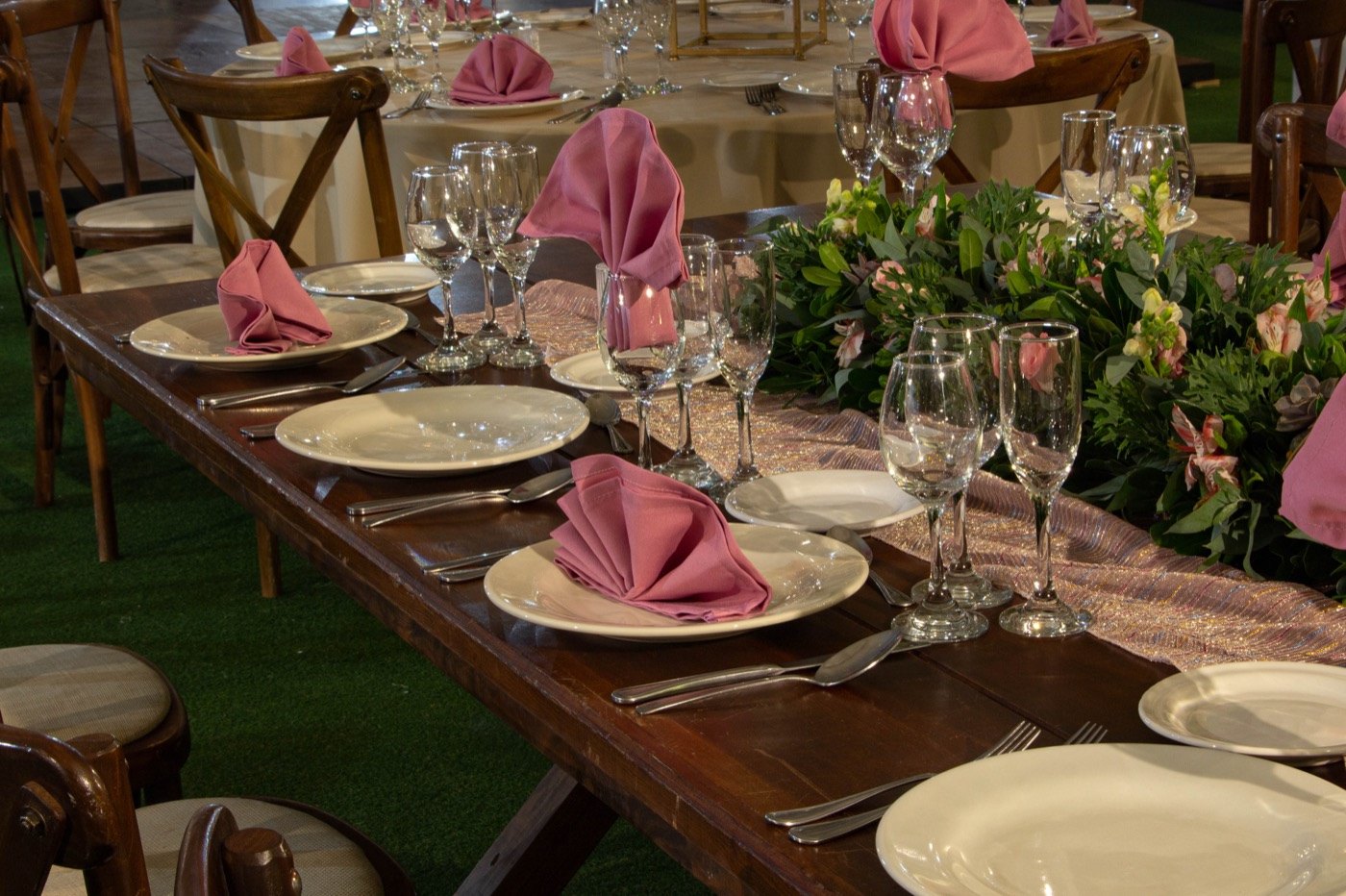 Mesa con servilletas rosas y centro floral