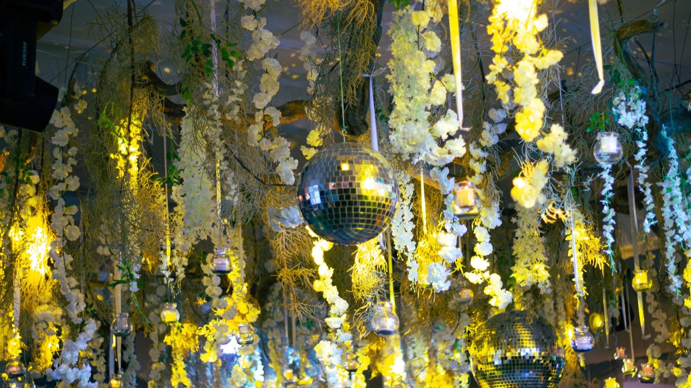 Detalle de mantel y centro floral