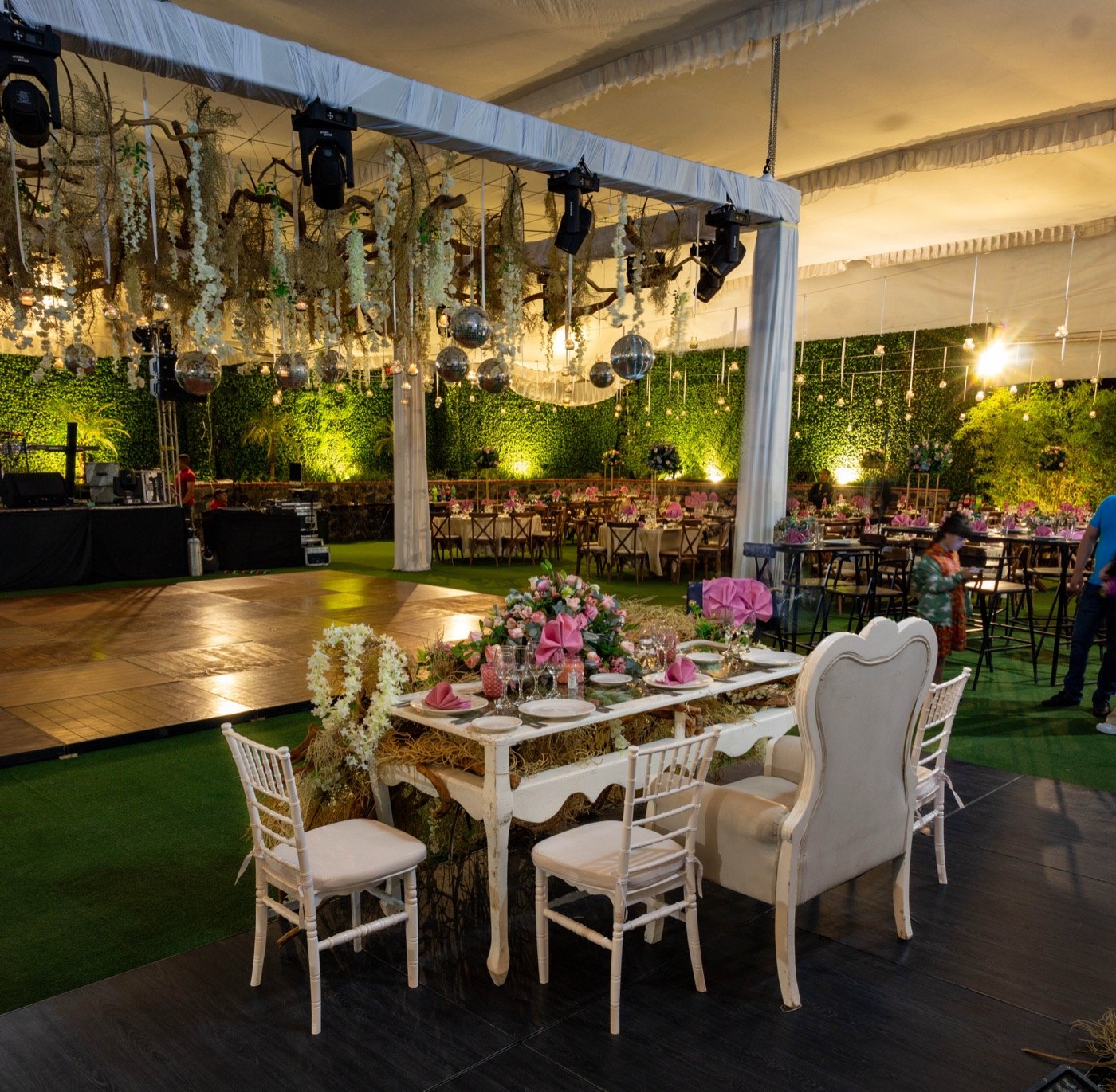 Zona de lounge con esferas espejo y mesa principal