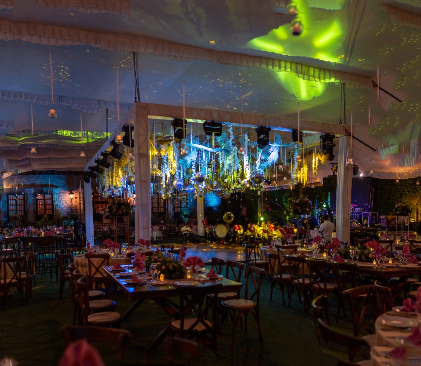 Salón nocturno ambientado con luces